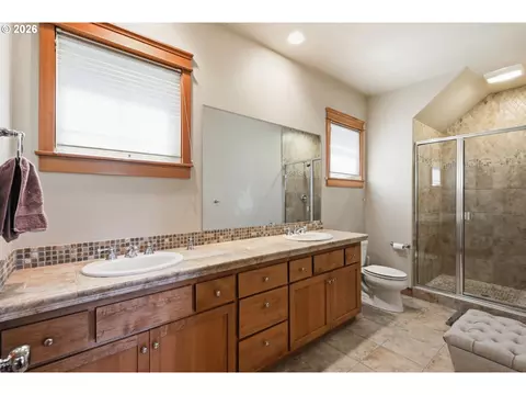 Bath - 6287 Fernhill Loop, Springfield, OR 97478 photo 2 of 4