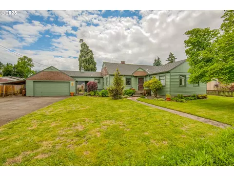 381 W Berkeley St, Gladstone, OR 97027