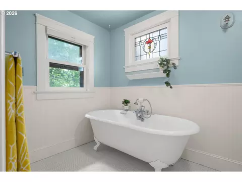 Bath - 952 C St, Springfield, OR 97477 photo 3 of 6