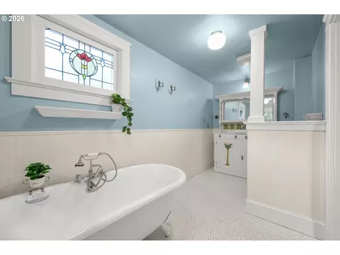 Bath - 952 C St, Springfield, OR 97477 photo 1 of 6