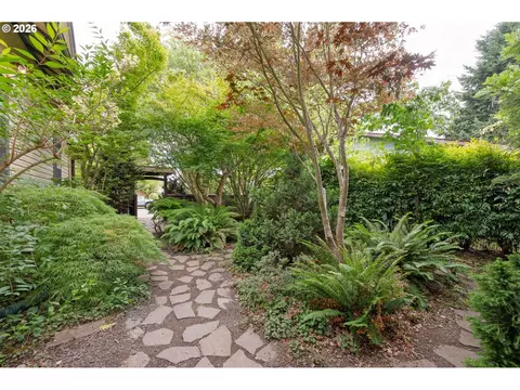 Exterior - 952 C St, Springfield, OR 97477 photo 10 of 12