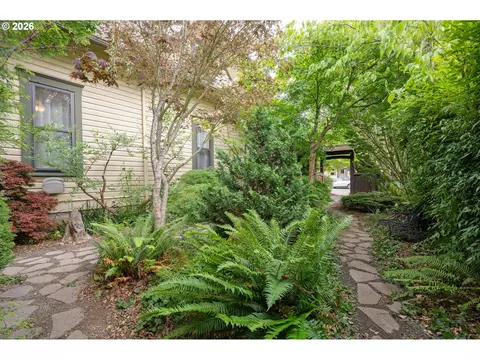 Exterior - 952 C St, Springfield, OR 97477 photo 11 of 12