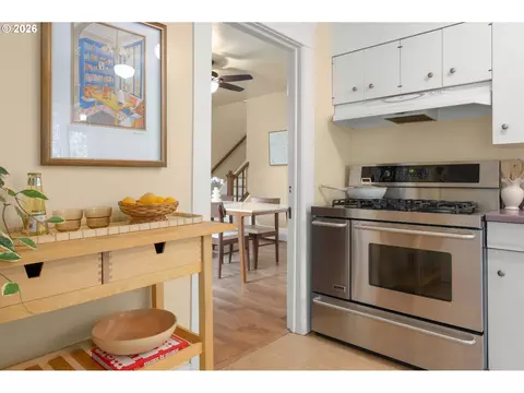 Kitchen - 952 C St, Springfield, OR 97477 photo 4 of 4