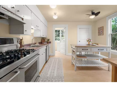 Kitchen - 952 C St, Springfield, OR 97477 photo 1 of 4