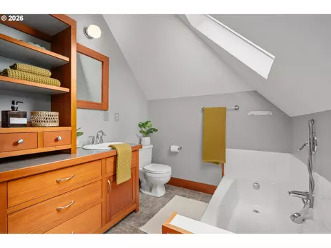 Bath - 952 C St, Springfield, OR 97477 photo 6 of 6