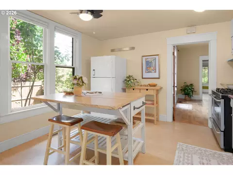 Kitchen - 952 C St, Springfield, OR 97477 photo 3 of 4