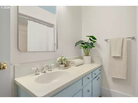 Bath - 952 C St, Springfield, OR 97477 photo 5 of 6