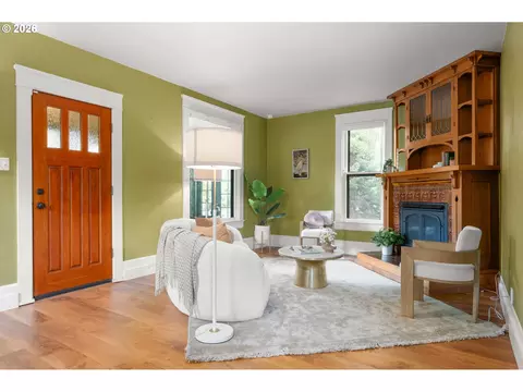 Living - 952 C St, Springfield, OR 97477 photo 2 of 6