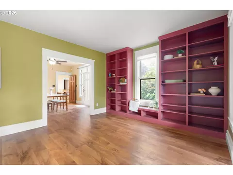 Living - 952 C St, Springfield, OR 97477 photo 1 of 6