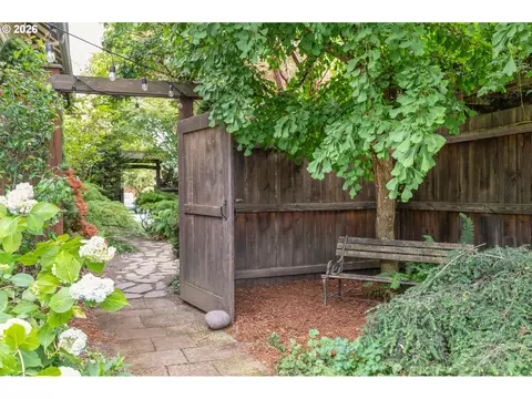 Exterior - 952 C St, Springfield, OR 97477 photo 9 of 12