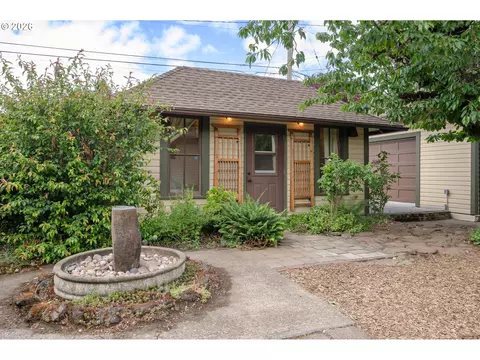 Exterior - 952 C St, Springfield, OR 97477 photo 6 of 12