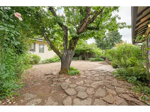 Exterior - 952 C St, Springfield, OR 97477 photo 7 of 12