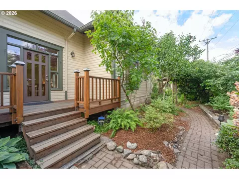 Exterior - 952 C St, Springfield, OR 97477 photo 5 of 12