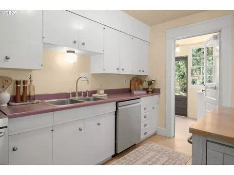 Kitchen - 952 C St, Springfield, OR 97477 photo 2 of 4
