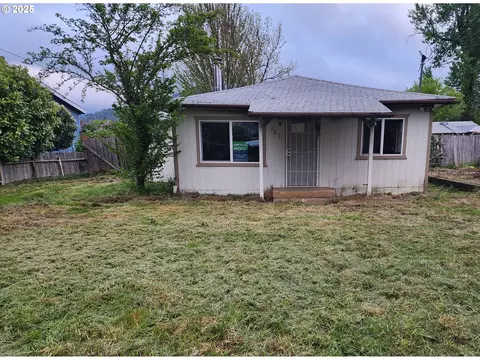 131 Major Dr, Glendale, OR 97442