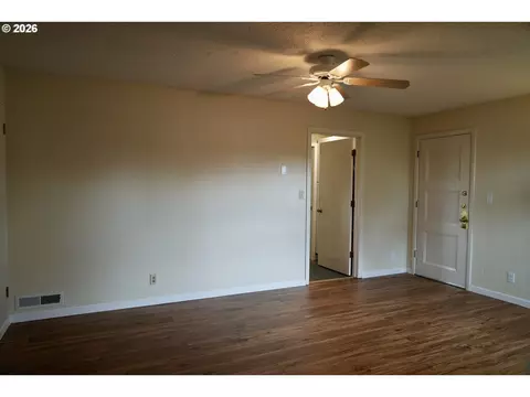 Living - 445 Sterling Dr, Eugene, OR 97404 photo 2 of 3