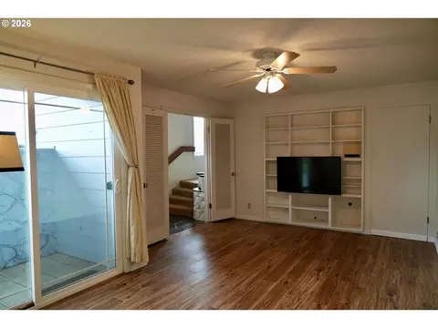 Living - 445 Sterling Dr, Eugene, OR 97404 photo 3 of 3