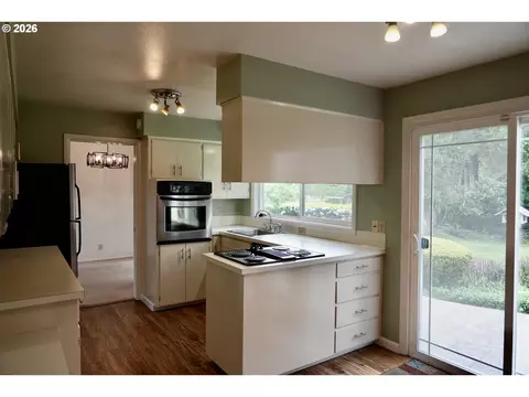 Kitchen - 445 Sterling Dr, Eugene, OR 97404 photo 2 of 2