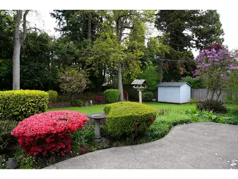 Exterior - 445 Sterling Dr, Eugene, OR 97404 photo 4 of 6