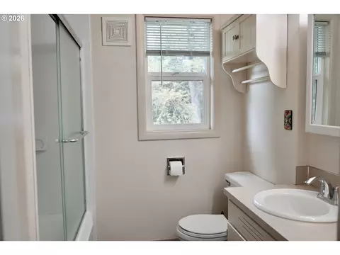 Bath - 445 Sterling Dr, Eugene, OR 97404 photo 2 of 2