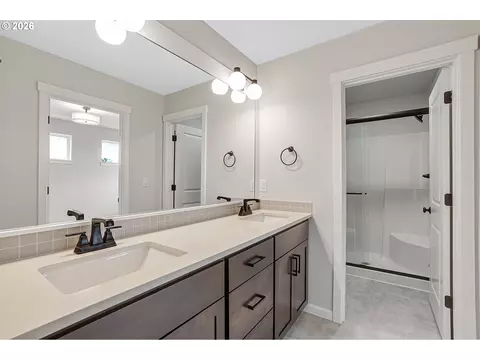 Bath - 4636 SE 2nd St, Gresham, OR 97080 photo 4 of 6