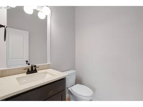 Bath - 4636 SE 2nd St, Gresham, OR 97080 photo 2 of 6
