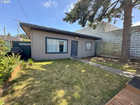 131 S Wasson St, Coos Bay, OR 97420