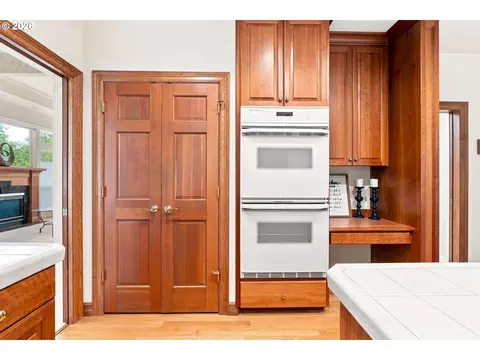 Kitchen - 65 SE Avondale Ct, Gresham, OR 97080 photo 4 of 6