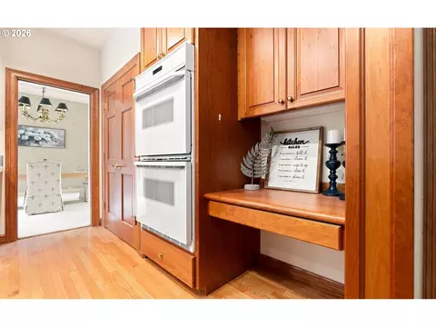 Kitchen - 65 SE Avondale Ct, Gresham, OR 97080 photo 6 of 6