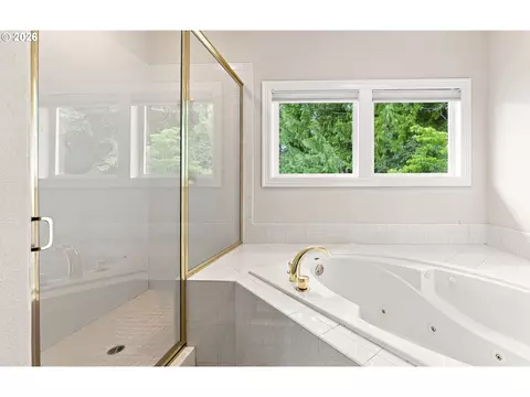 Bath - 65 SE Avondale Ct, Gresham, OR 97080 photo 4 of 5