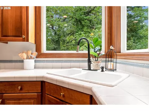 Kitchen - 65 SE Avondale Ct, Gresham, OR 97080 photo 5 of 6