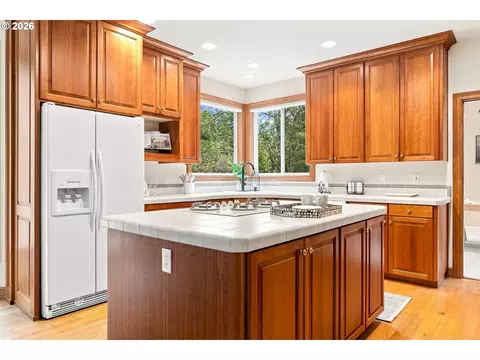 Kitchen - 65 SE Avondale Ct, Gresham, OR 97080 photo 2 of 6