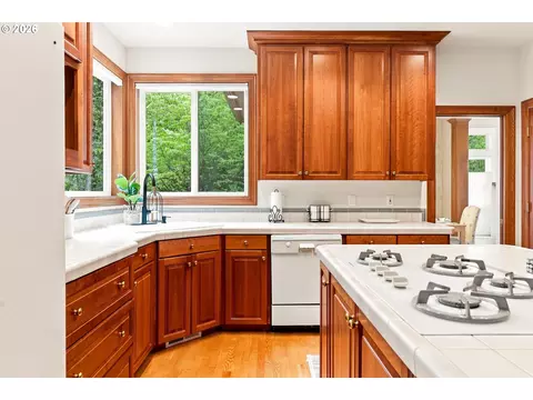 Kitchen - 65 SE Avondale Ct, Gresham, OR 97080 photo 3 of 6
