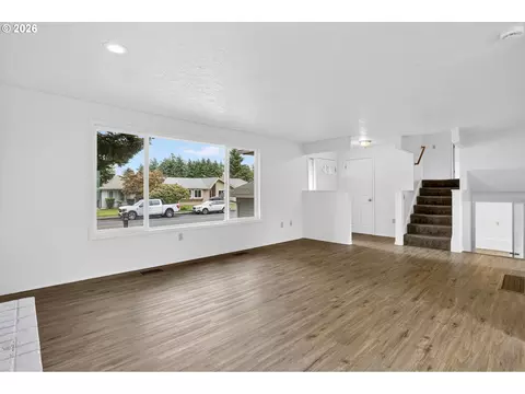 Living - 1207 SE 217th Ave, Gresham, OR 97030 photo 4 of 6