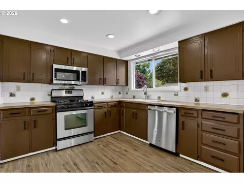 Kitchen - 1207 SE 217th Ave, Gresham, OR 97030 photo 4 of 4