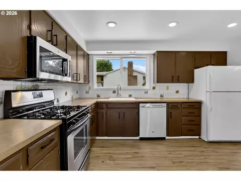Kitchen - 1207 SE 217th Ave, Gresham, OR 97030 photo 3 of 4