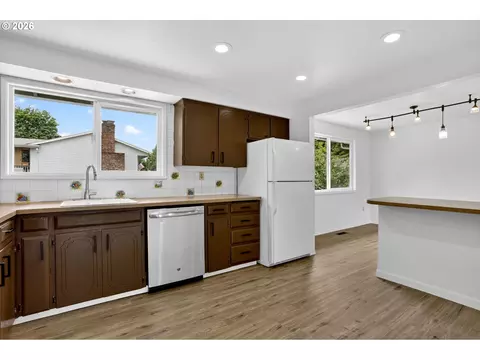 Kitchen - 1207 SE 217th Ave, Gresham, OR 97030 photo 2 of 4
