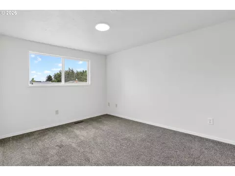 Bedroom - 1207 SE 217th Ave, Gresham, OR 97030 photo 5 of 6