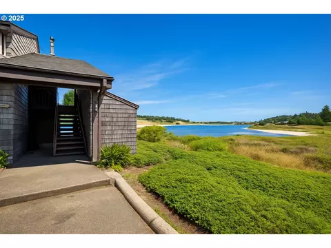 1040 Bay St #17, Florence, OR 97439