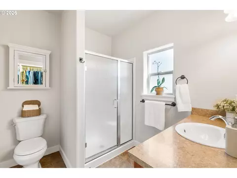 Bath - 346 River Loop 1, Eugene, OR 97404 photo 2 of 3