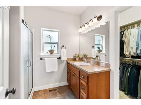 Bath - 346 River Loop 1, Eugene, OR 97404 photo 1 of 3