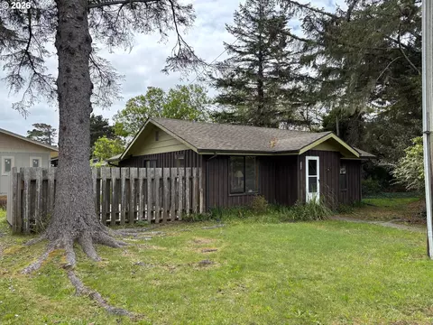 330 10th St, Bandon, OR 97411