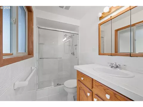 Bath - 499 NE Williams Rd, Gresham, OR 97030 photo 1 of 2