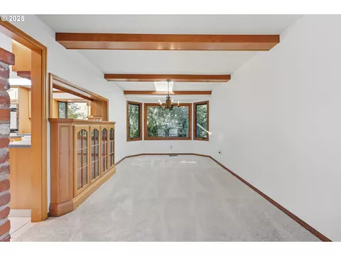 Living - 499 NE Williams Rd, Gresham, OR 97030 photo 5 of 11