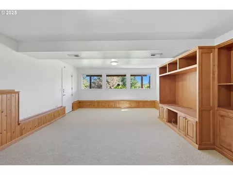 Living - 499 NE Williams Rd, Gresham, OR 97030 photo 10 of 11
