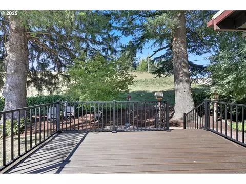 Exterior - 499 NE Williams Rd, Gresham, OR 97030 photo 8 of 13
