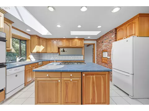 Kitchen - 499 NE Williams Rd, Gresham, OR 97030 photo 3 of 4