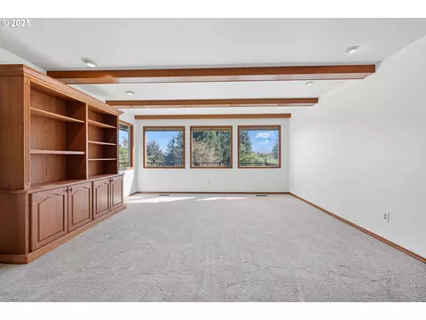 Living - 499 NE Williams Rd, Gresham, OR 97030 photo 4 of 11