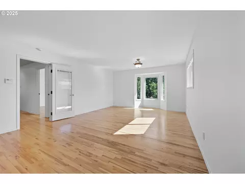 Living - 499 NE Williams Rd, Gresham, OR 97030 photo 8 of 11