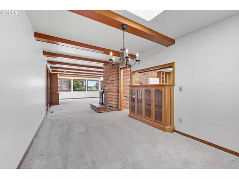 Living - 499 NE Williams Rd, Gresham, OR 97030 photo 6 of 11